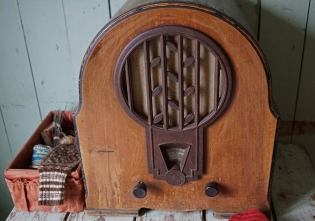 escape room puzzle idea - use an old radio to deliver clues